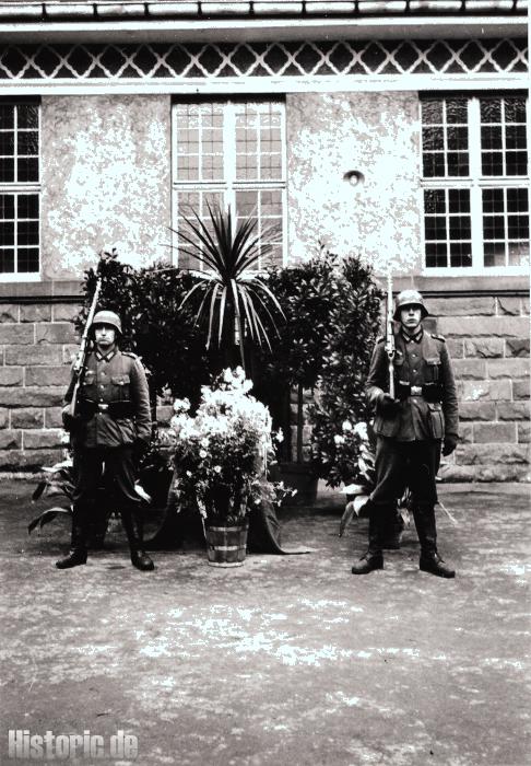 Am 03.11.1939 verunglückte der Oberschütze Friedrich Meyer beim Waffenreinigen auf dem Schulhof in Auerbach/Bergstr. tödlich.
