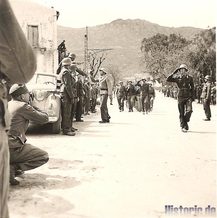 Hauptmann Wiedenbeck grüßt das II. Btl. beim Vorbeimarsch zu Führer Geb. in Neapolis 20.04.1944