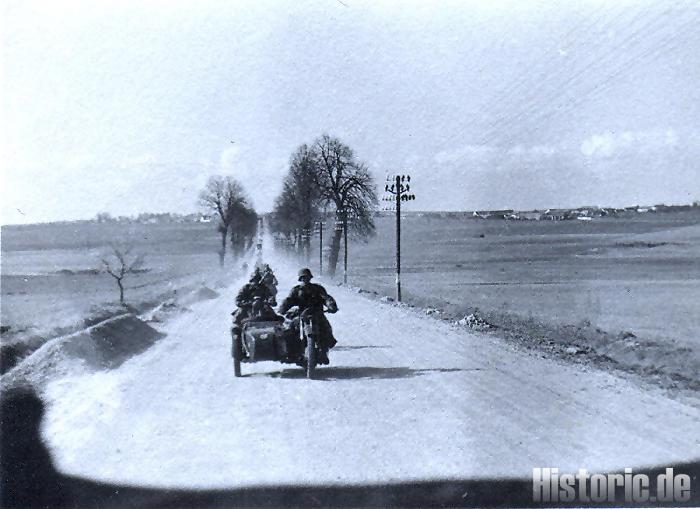 Ostern 1941 Ungarn - Krad wirbelt Staub auf