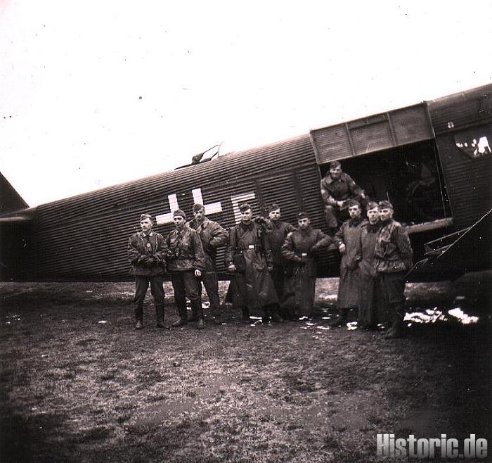 Vor dem Flugzeug, vermutlich Abflug nach Kreta...