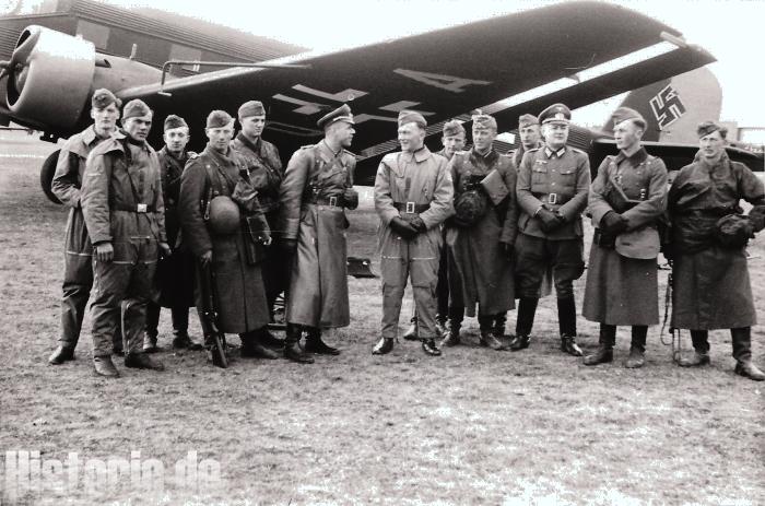 Mit den Kameraden der Luftlandestaffel in Hagenow/Mecklenburg in der Mitte Stabsarzt Dr. Schlesinger unser Reg. Arzt
