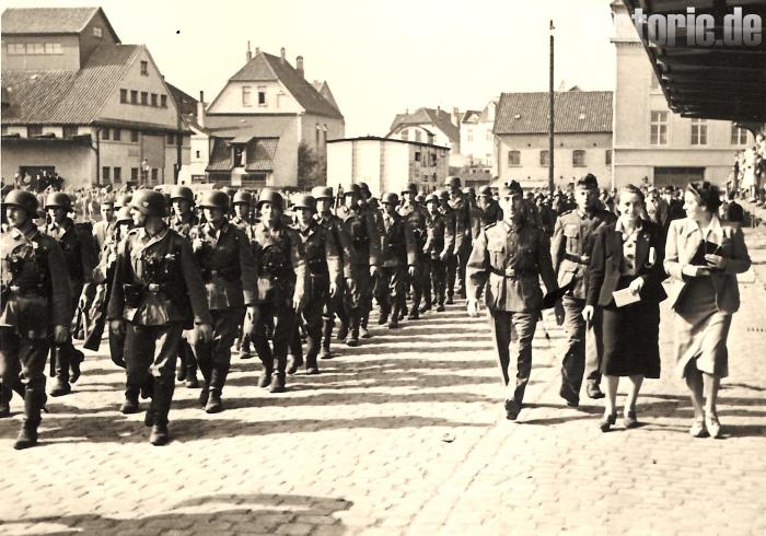 In kriegsmäßiger Ausrüstung geht es zum Bahnhof in Oldenburg