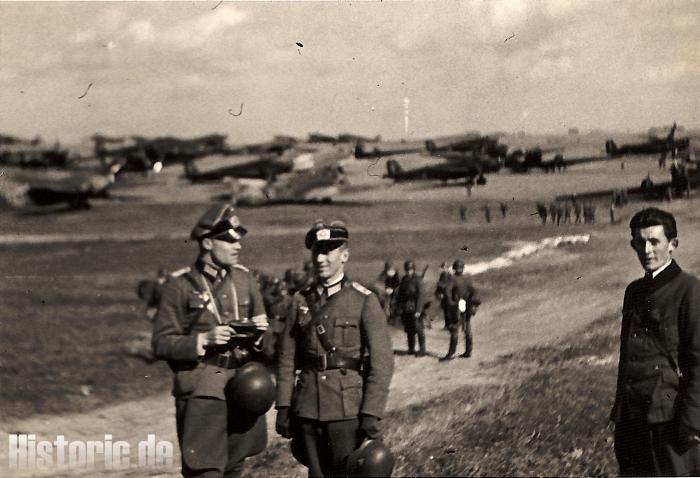 Kurze Besprechung zwischen Leutnant zu Klampen und Leutnant Gottbehöde (gefallen 22.07.1941)