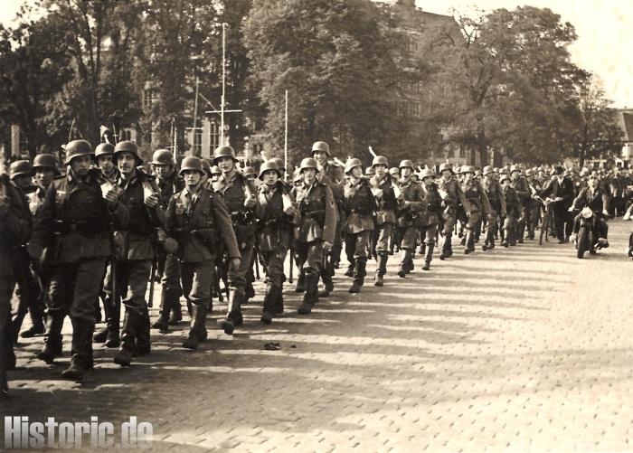 In kriegsmäßiger Ausrüstung geht es zum Bahnhof in Oldenburg