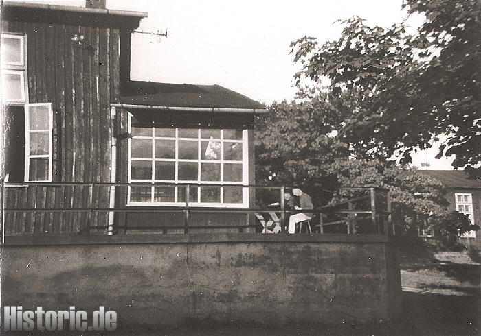 Veranda unserer Kaserne in Sternberg Ostsudeten Gerd Schlüter und ich beim Schreiben 