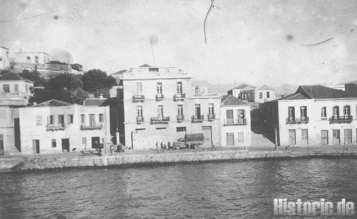 Juni 1944 Agios Nikolaos in der Mitte Btl.-Stab (mit V-Trosswagen) 