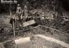 Überreste eines deutschen Panzers mit Gräbern der Besatzung in Frankreich