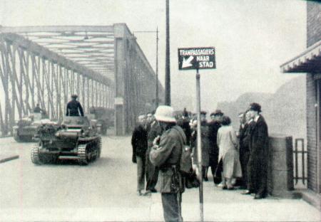 Die ersten deutschen Panzer rollen über die von den Luftlandetruppen gehaltenen Maasbrücken bei Rotterdam..