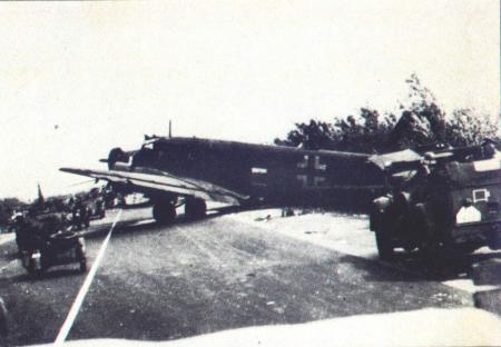 Gelandete Ju 52 der Luftlandetruppen auf der Straße Den Haag-Rotterdam