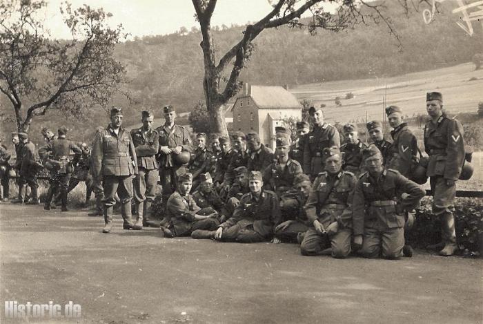 An der Aar bei einer Pause am Nachmittag auf dem Marsch zum ersten Quartier zur Eifel 