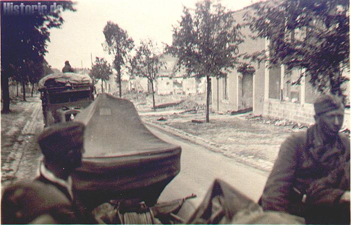 Frankreich 1940 Fahrt durch zerschossenes Dorf