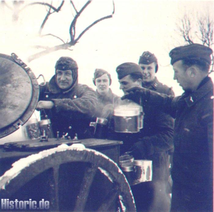 An der Feldküche Winter 1940